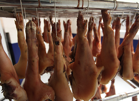 正在烘焙中的臘豬蹄
